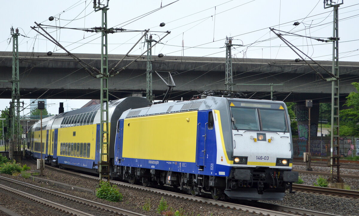 metronom Eisenbahngesellschaft mbH, Uelzen [D] mit der neu gestalteten  146-03  [NVR-Nummer: 91 80 6146 503-8 D-BTH] und einem Regionalzug am 07.06.21 Ausfahrt Bf. Hamburg-Harburg.