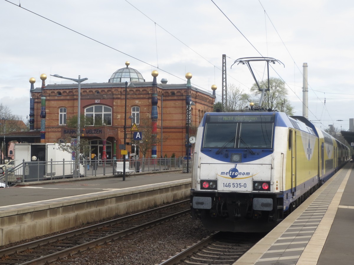 Metronom mit (6146) 146 535-0 im Hundertwasser-Bahnhof Uelzen am 7. April 2014