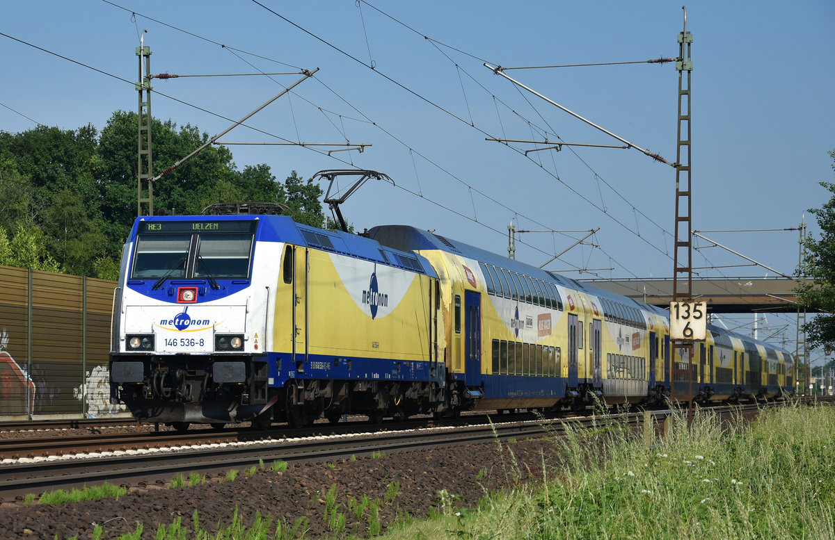 Metronom RE3 unterwegs nach Uelzen, in Front die 146 536-8. Höhe Bardowick, 29.05.2018.