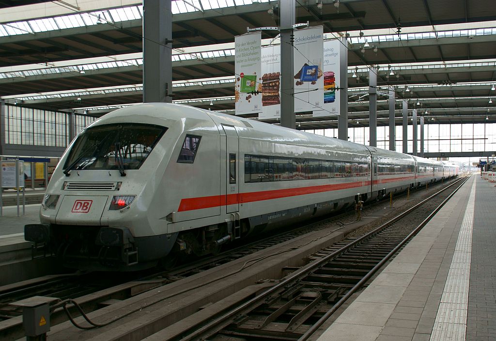 METropolitan Zug in Mnchen Hauptbahnhof in der Haupthalle am 11.04.2011