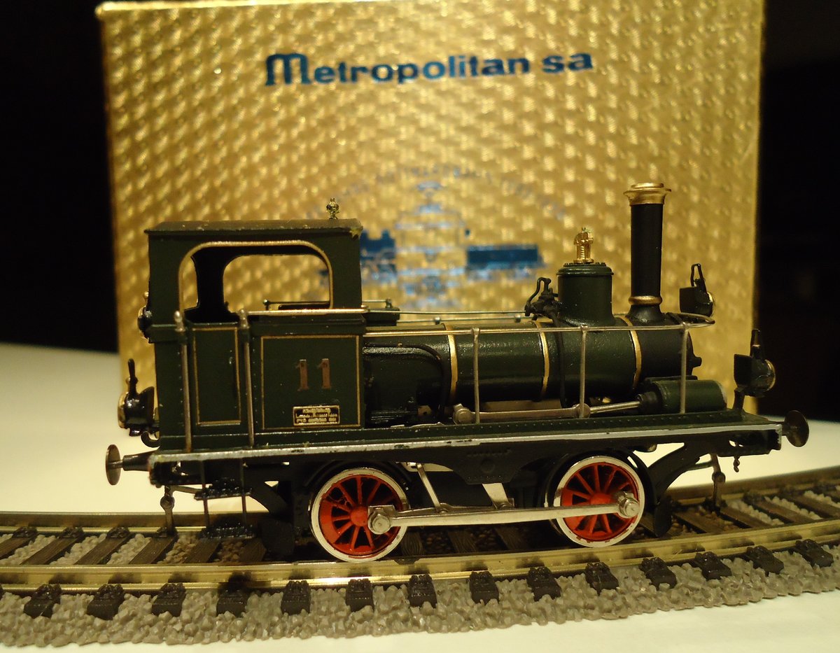 METROPOLITAN(Switzerland)-Dampflok SBB-CFF E2/2- GOTTHARD 

Ein wirklich edles Teil der Schweizer Modellbahnmanufaktur-ein Sahnestück für den
Modellbahner...

Die Original-Dampfloks 11 und 12 wurden 1881 in Winterthur hergestellt und
übernahmen 1 Jahr später den provisorischen Postdienst durch den
GOTTHARD-Tunnel....hier mein Modell am 20.1.2017