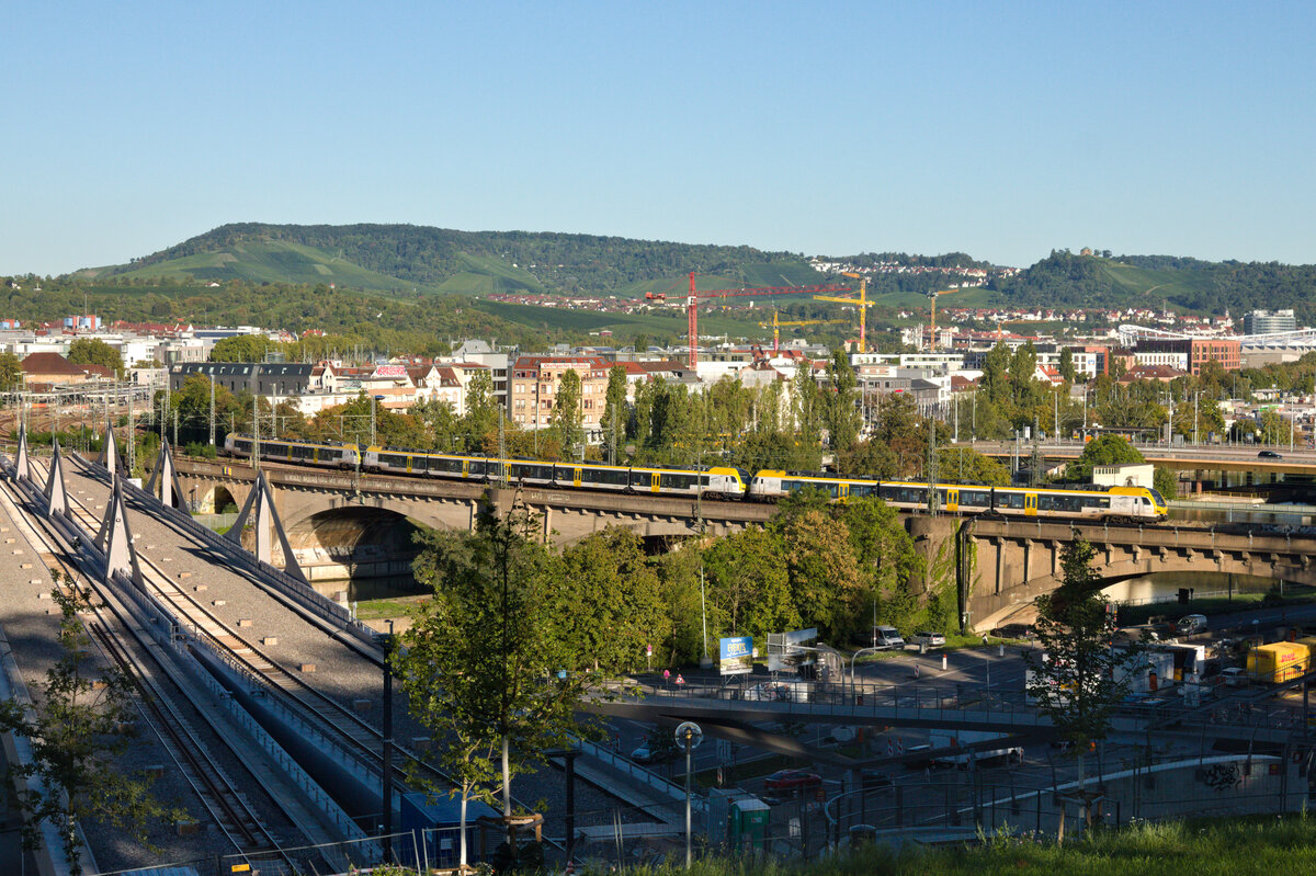 MEX 16 aus Ulm am 04.09.2023 auf der Neckarbrücke in Stuttgart-Bad Cannstatt. 
