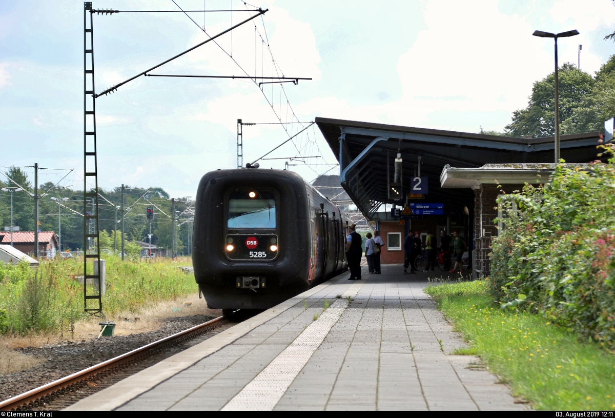 MF 5285 und MF 5278 der Danske Statsbaner (DSB) als IC 1183 (Linie 76) von Aarhus (DK) nach Hamburg Hbf (D) stehen im Bahnhof Flensburg auf Gleis 2.
[3.8.2019 | 12:11 Uhr]