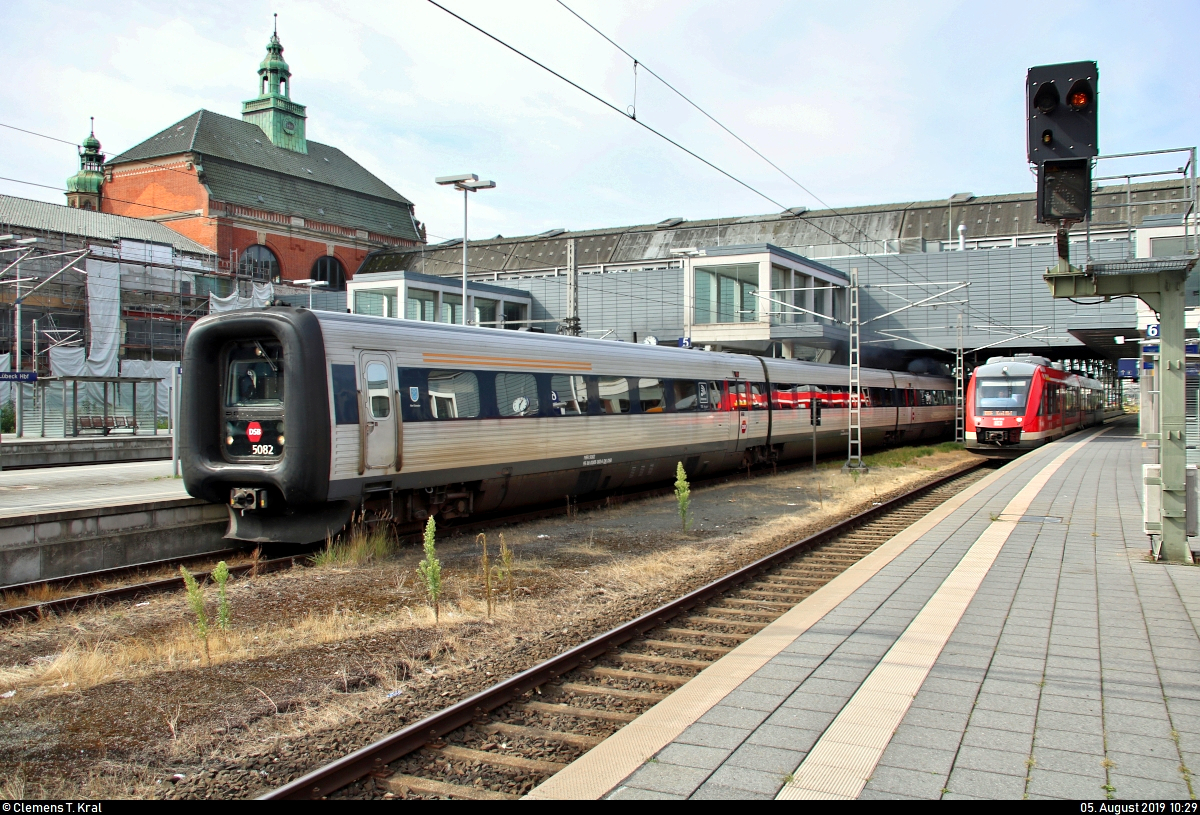 MFA 5082 (95 86 0005 082-6 DK-DSB)  Abel Schrøder  der Danske Statsbaner (DSB) als verspäteter EC 33 (Linie 75) von Hamburg Hbf nach Nykoebing F st (DK) verlässt Lübeck Hbf auf Gleis 5.
[5.8.2019 | 10:29 Uhr]