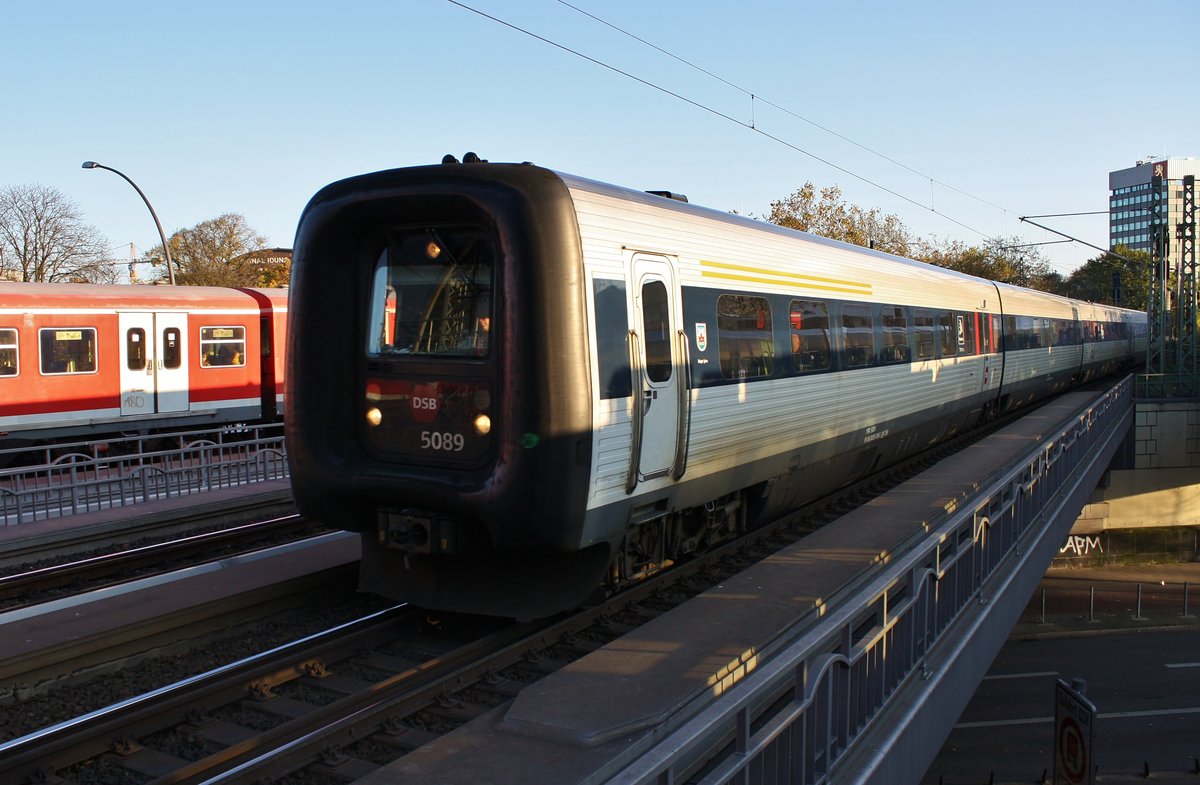 MFA5089 durchfährt am 10.11.2019 als IC384 von Hamburg Hauptbahnhof nach Padborg st den Bahnhof Hamburg Dammtor.