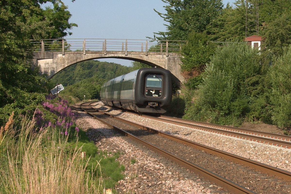 MFB 5256 passing under old bridge in Assendrup before it was renovated to accommodate power lines 02.07.2008