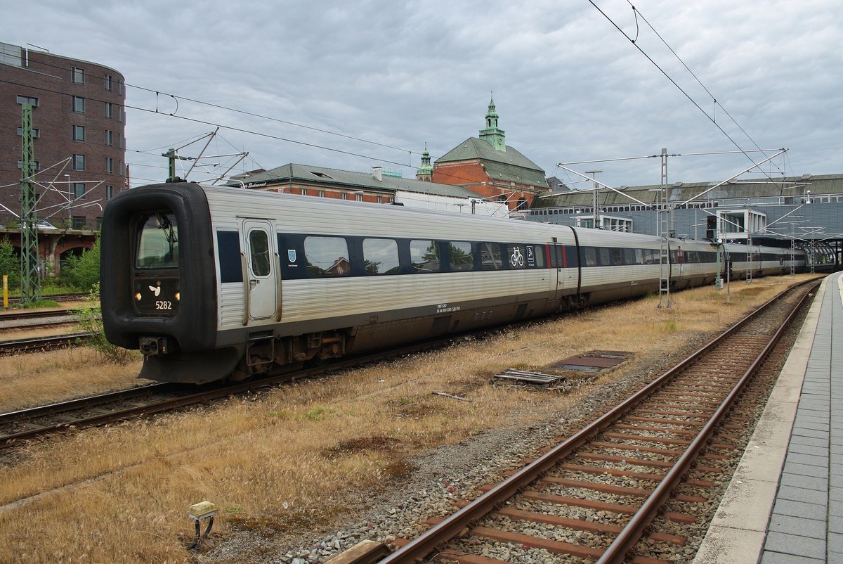 MFB5282 und MFB5289 verlassen am 25.6.2017 als EC233 von Hamburg Hauptbahnhof nach  København H den Lübecker Hauptbahnhof.