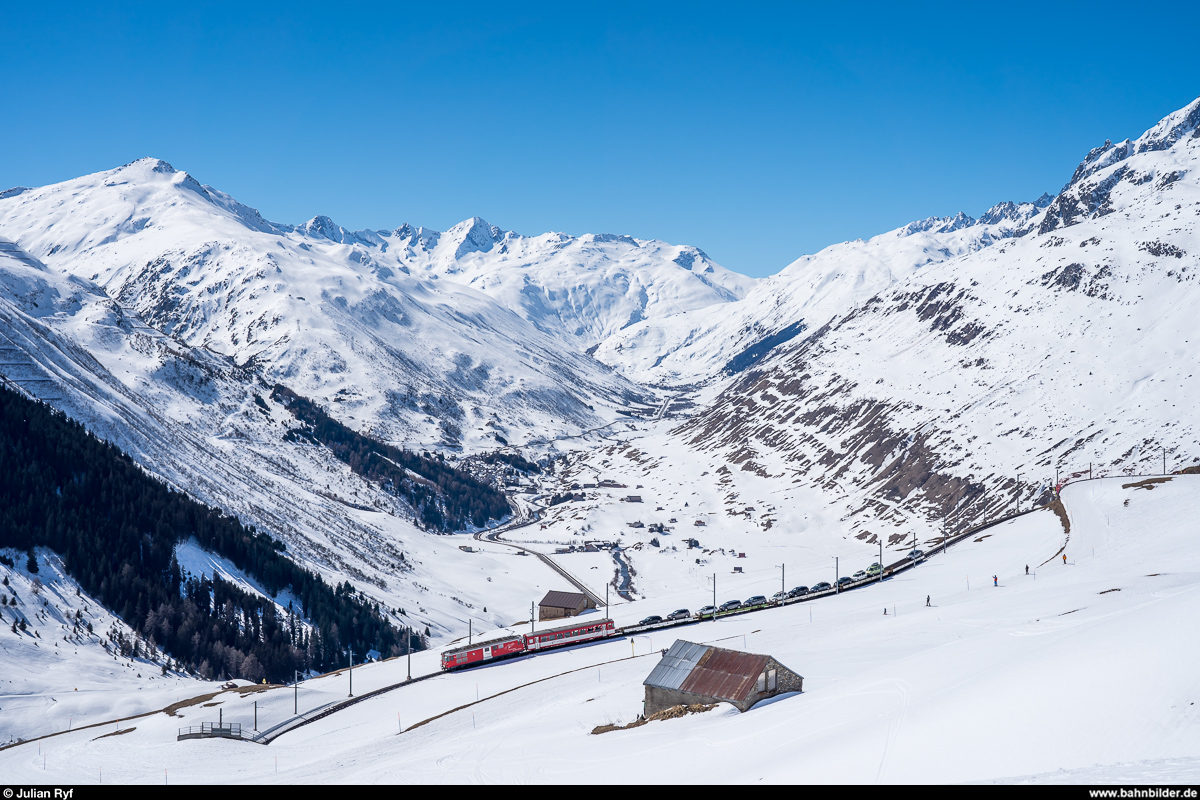 MGB Deh 4/4 23  Randa  mit Autozug Sedrun - Andermatt am 23. März 2019 kurz nach Nätschen.
