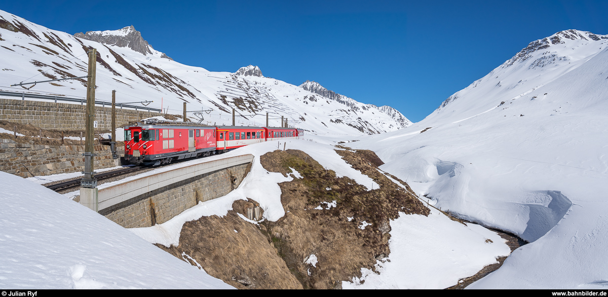 MGB Deh 4/4 24  Täsch  mit Regio Disentis - Andermatt am 23. März 2019 zwischen Oberalppass und Nätschen.
