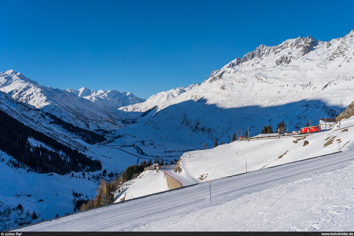 MGB Deh 4/4 24  Täsch  mit Autozug Andermatt - Sedrun am 10. Januar 2021 zwischen Andermatt und Nätschen.