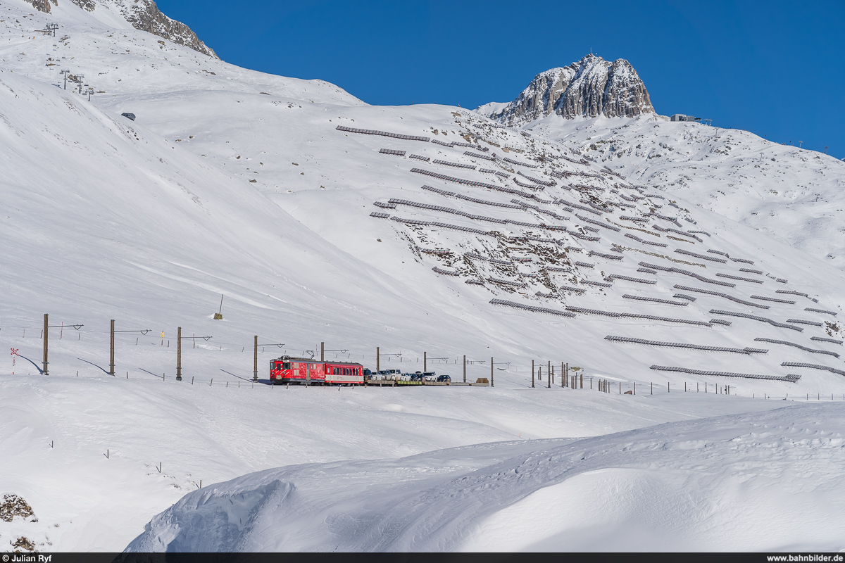 MGB Deh 4/4 24  Täsch  mit Autozug Sedrun - Andermatt am 10. Januar 2021 zwischen Oberalppass und Nätschen.

