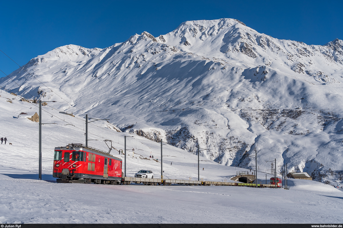 MGB Deh 4/4 24  Täsch  mit Autozug Andermatt - Sedrun am 10. Januar 2021 unterhalb Nätschen.
