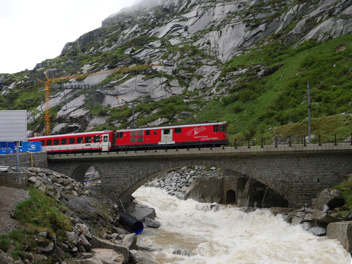 MGB Deh 4/4 53  URSEREN  bringt den Regionalzug R 640 Andermatt - Göschenen und passiert in der Schölllenenschlucht die Brücke über die Reuss, die wegen Unwetter am Vortage außergewöhnlich hohen Pegel hat; 12.06.2019

