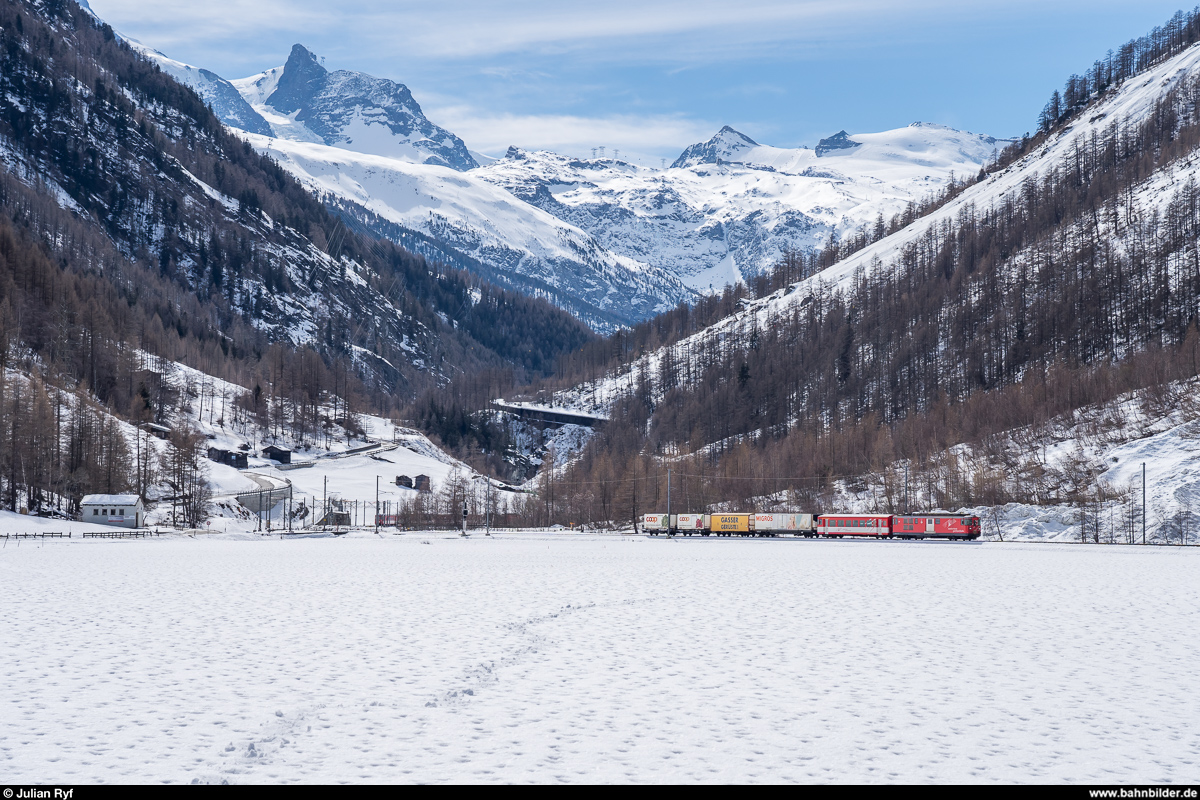 MGB Deh 4/4 54 (ex FO) mit einem Güterzug Zermatt - Visp am 16. März 2019 bei Täsch.<br>
Der Deh diente als Ersatz, weil keine HGe 4/4 II verfügbar war. Der ABt musste als Kupplungswagen mitgeführt werden, weil die Pendelzüge innerhalb der Komposition mit halbautomatischer +GF+-Kupplung verbunden sind. So entsteht der Eindruck eines GmP.