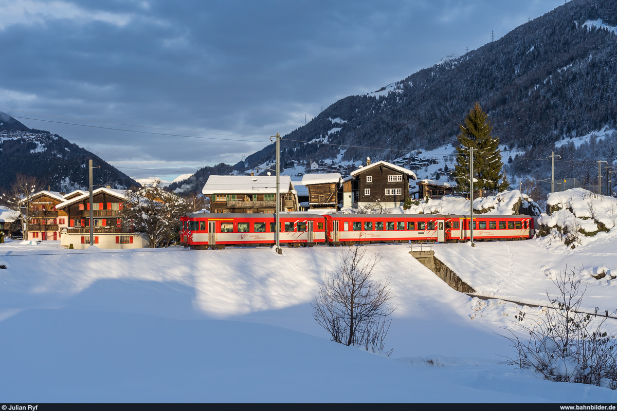 MGB Deh 4/4 I 51 mit Regio Visp - Andermatt am 13. Dezember 2020 bei Lax.