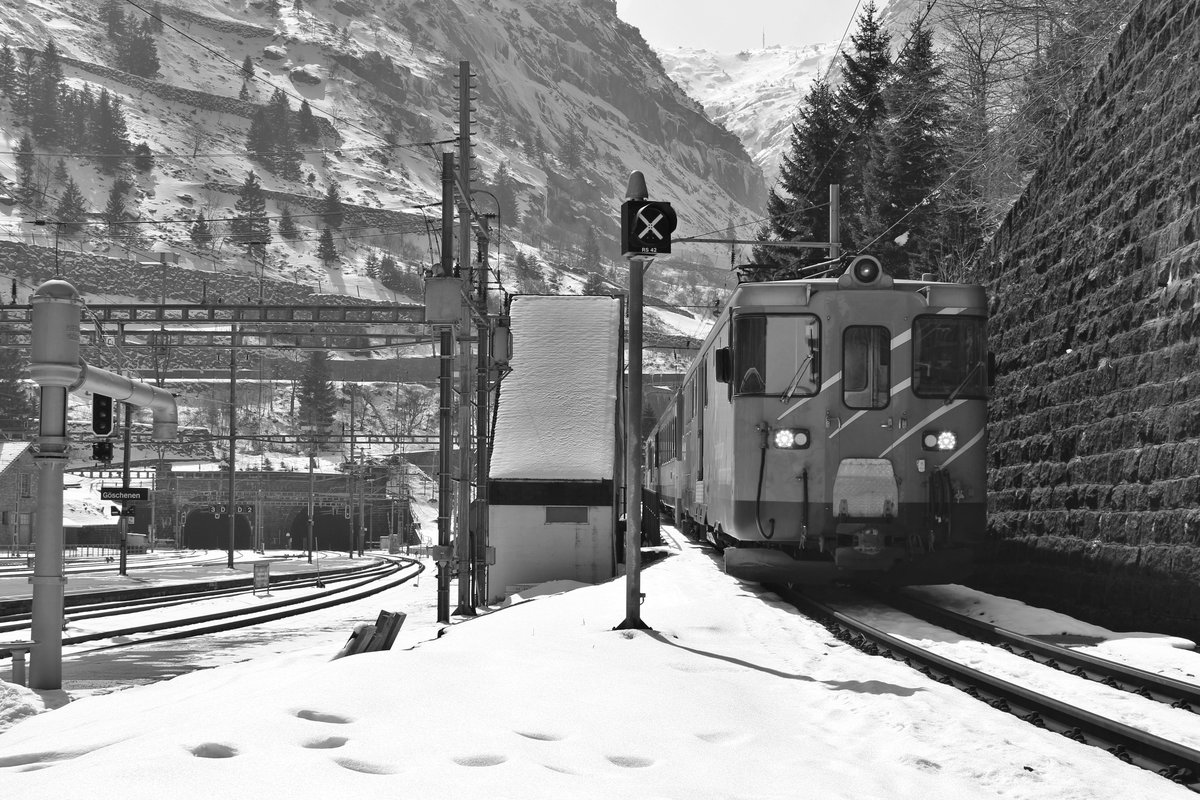 MGB Deh 4/4 I Nr. 54  Goms  erreicht am 24. März 2018 mit dem Regio 632 von Andermatt - Göschenen den Bahnhof Göschenen.