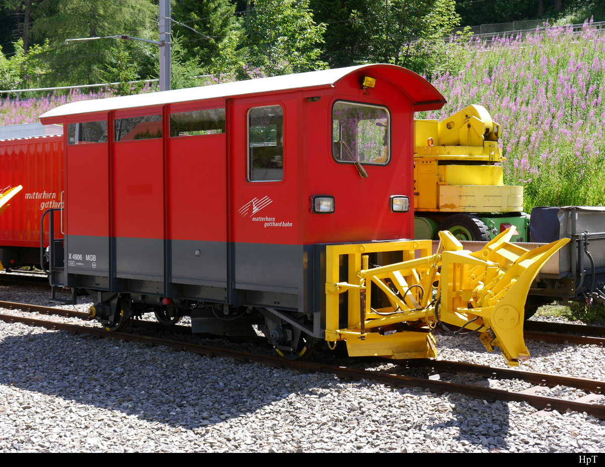 MGB - Dienstwagen X 4906 abgestellt im Bahnhofsareal von Hospenthal am 27.07.2018