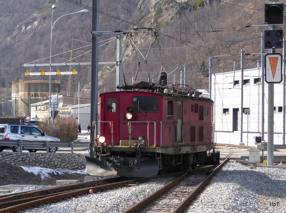 MGB - E-Lok Oldtimer HGe 4/4 32 bei Rangierfahrt im MGB Bahnhof Brig am 16.02.2016