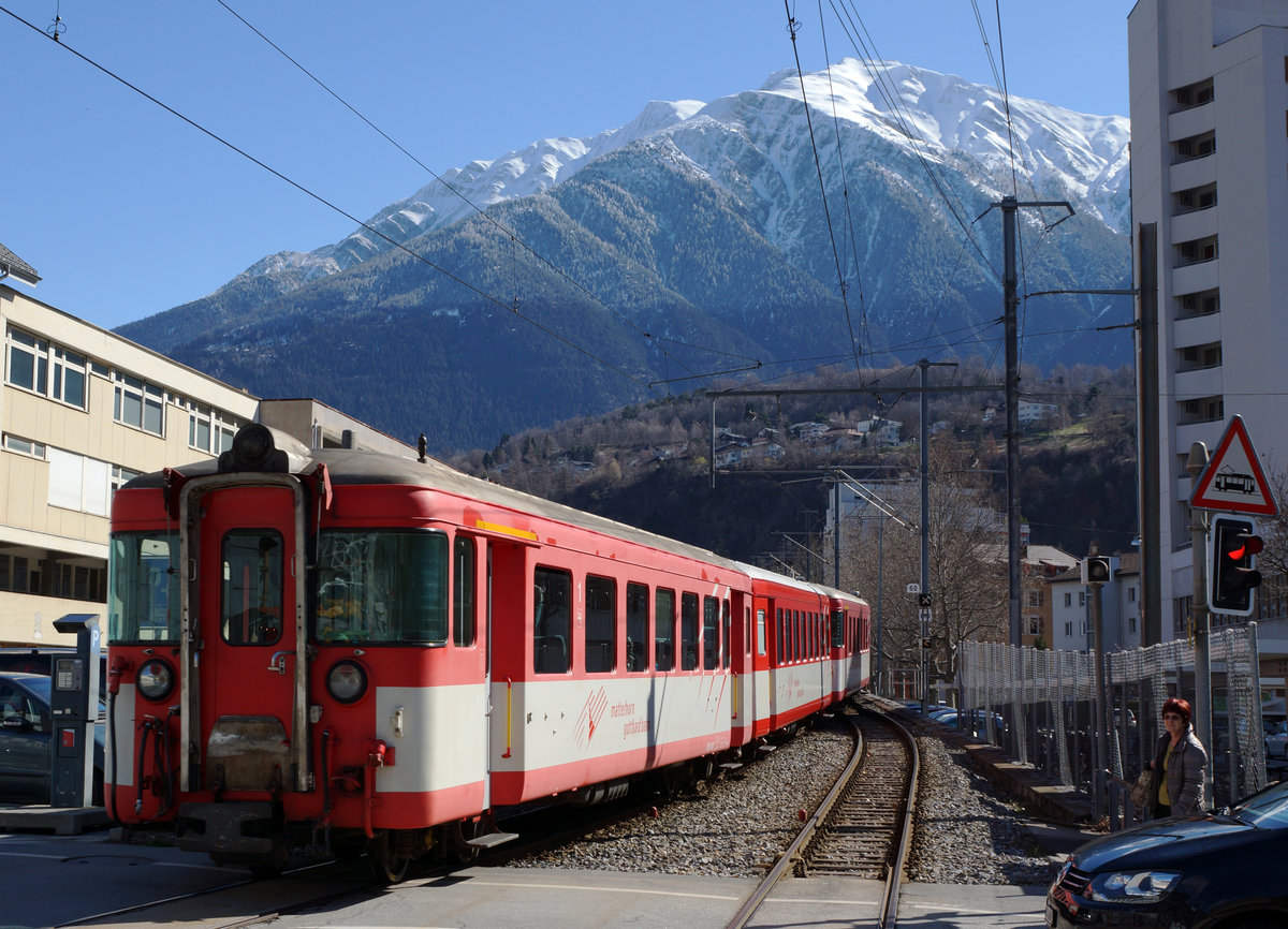 MGB: Ein verstärkter Regionalzug nach Göschenen beim Verlassen des Bahnhofs Brig am 26. März 2016.
Foto: Walter Ruetsch 