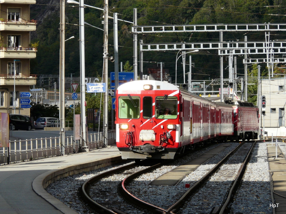 MGB - Einfahrender Regio im Bahnhof Brig an der Spitze der Steuerwagen BDt 2242 am 22.09.2014