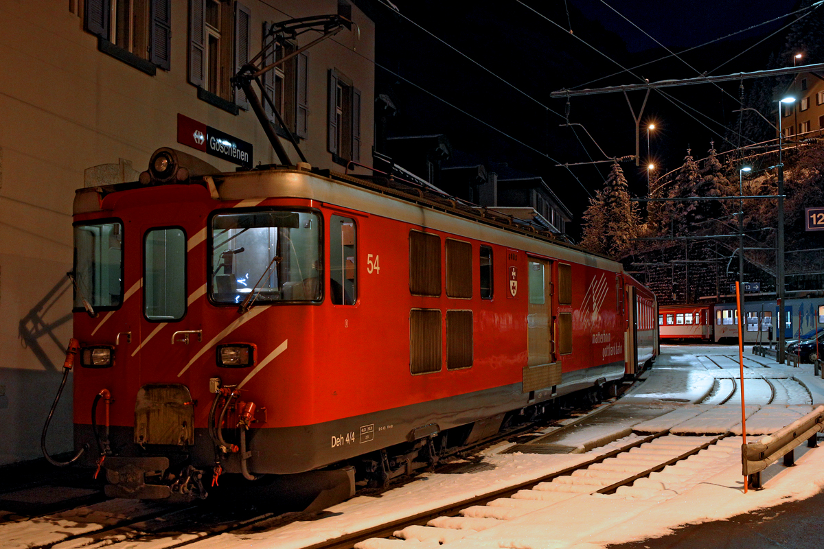 MGB Gepäcktriebwagen Dhe 4/4 54  Goms  bei der frühmorgendlichen Bereitstellung zur ersten Fahrt des Tages vom 10.12.2014 am Bahnhof Göschenen.