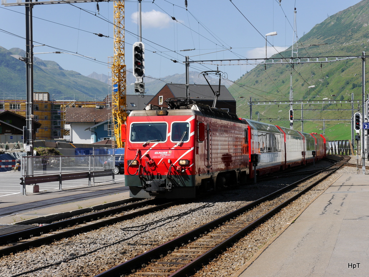 MGB - Glacier Express mit der Lok HGe 4/4 105 bei der einfahrt in den Bahnhof von Andermatt am 04.08.2017