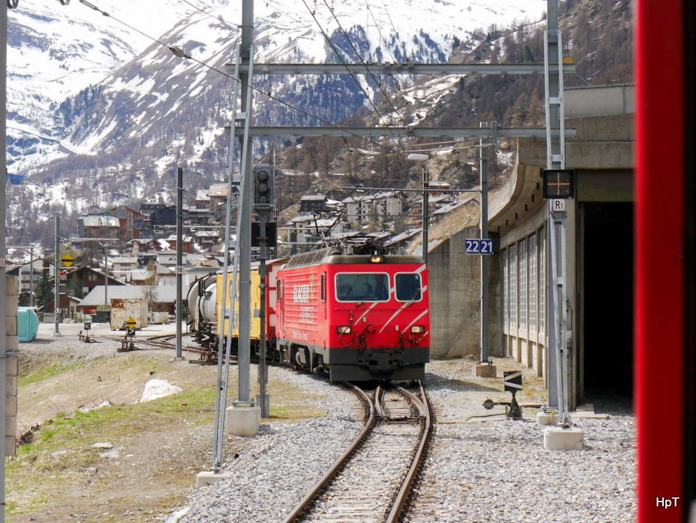 MGB - HGe 4/4 106 mit Güterzug in Zermatt am 12.04.2014