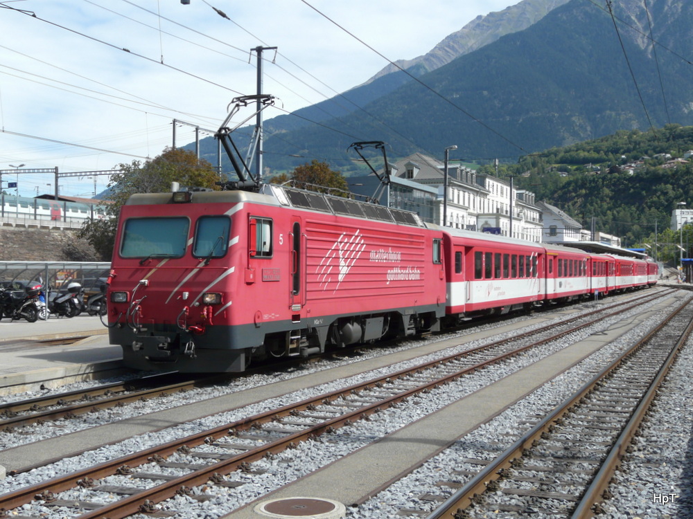 MGB - HGe 4/4 5 mit Regio im Bahnhof Brig am 02.09.2013