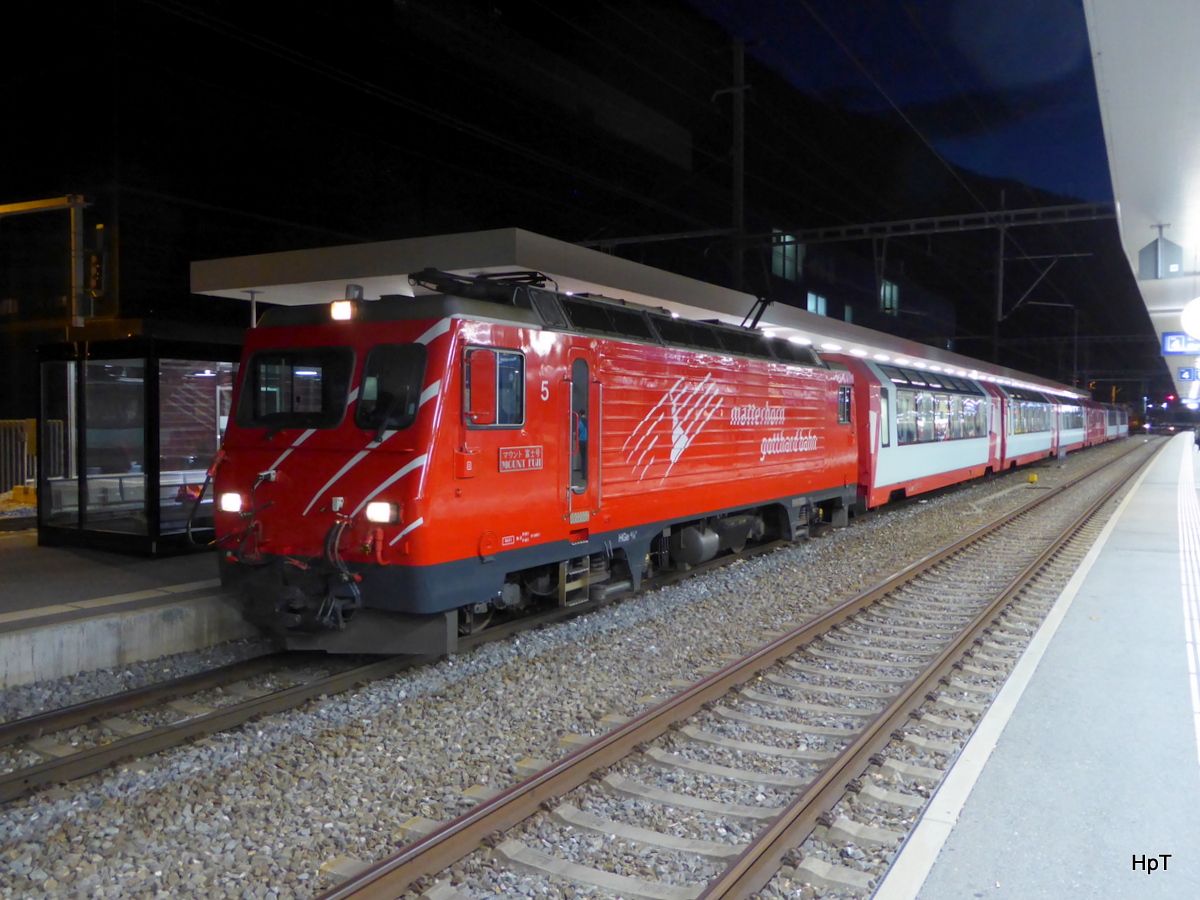 MGB - HGe 4/4  5 mit Wagen des Glacier Express im Bahnhof Visp um 19.50 Uhr am 08.10.2015