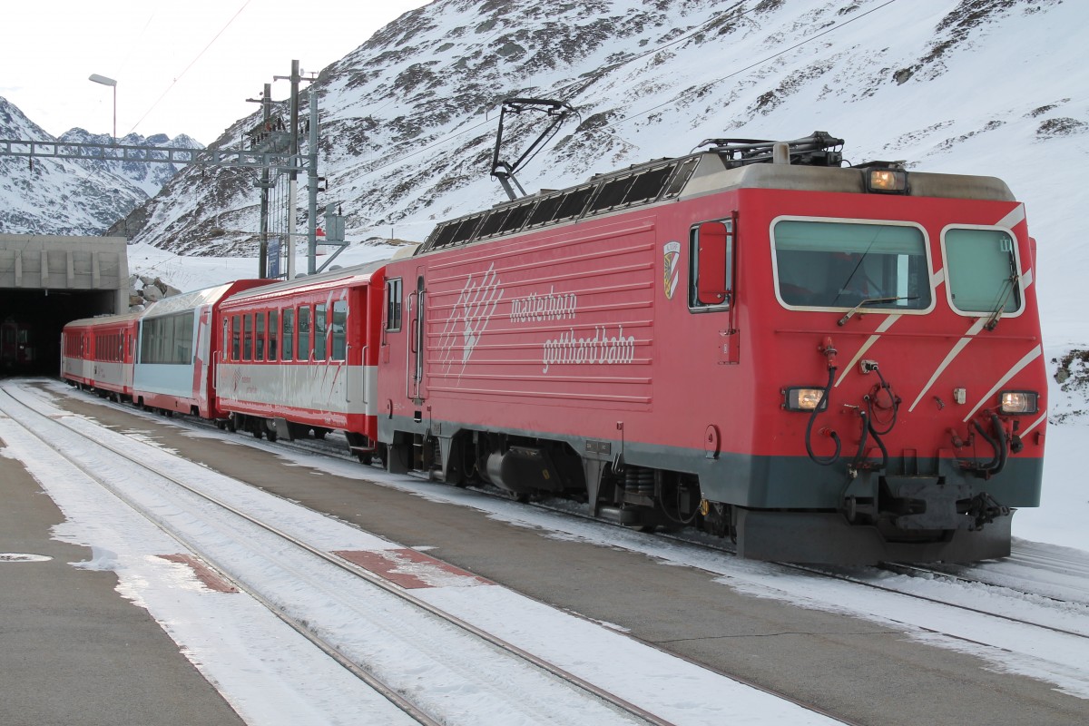 MGB HGe 4/4 II 102  Altdorf  mit dem Regio nach Andermatt beim Halt auf dem Oberalppass. 14.12.2013 