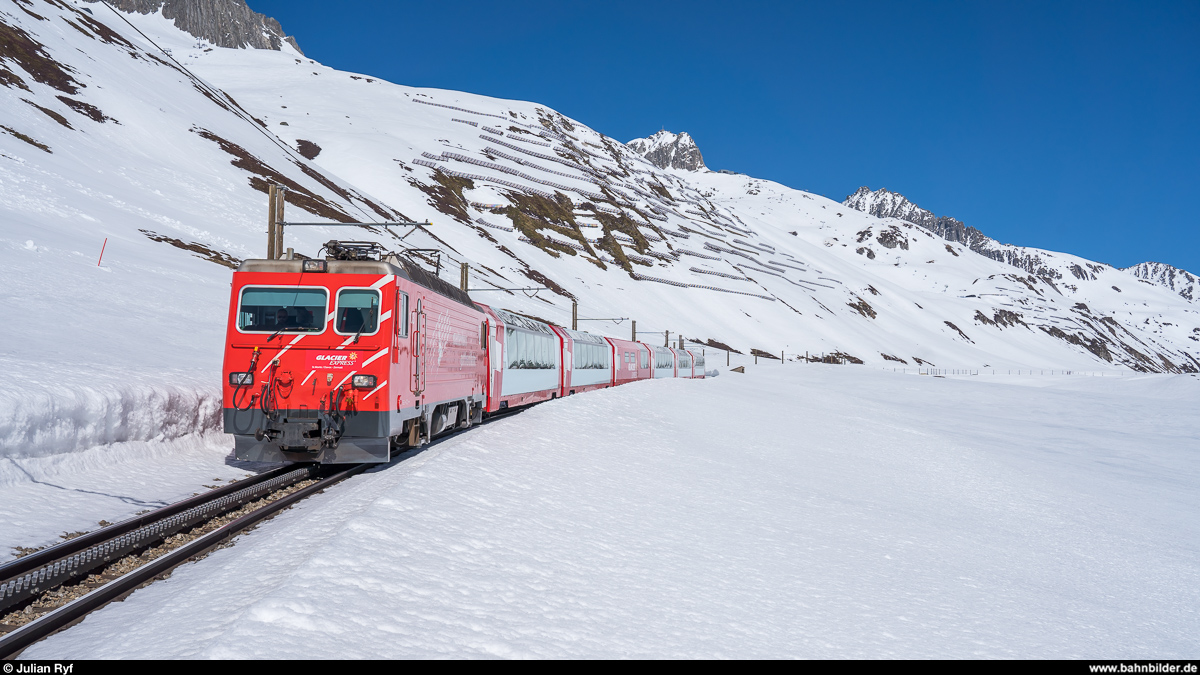 MGB HGe 4/4 II 103 mit dem Glacier Express St. Moritz - Zermatt am 23. März 2019 zwischen Oberalppass und Nätschen.

