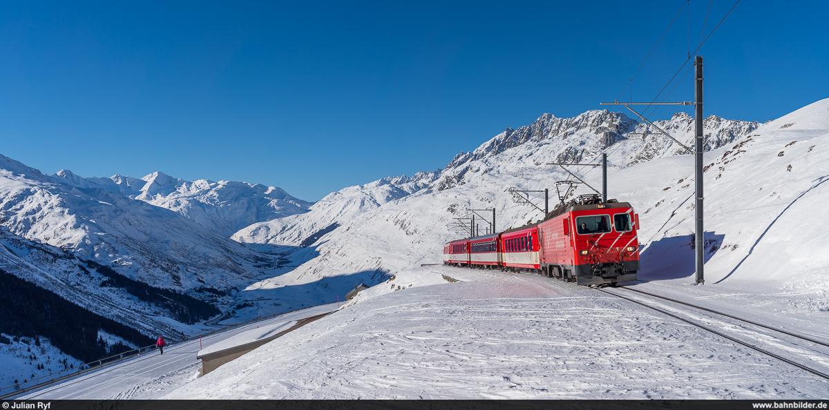 MGB HGe 4/4 II 103 mit Regio Andermatt - Disentis am 10. Januar 2021 bei Nätschen.
