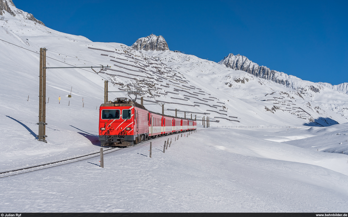 MGB HGe 4/4 II 103 mit Regio Disentis - Andermatt am 10. Januar 2021 zwischen Oberalppass und Nätschen.

