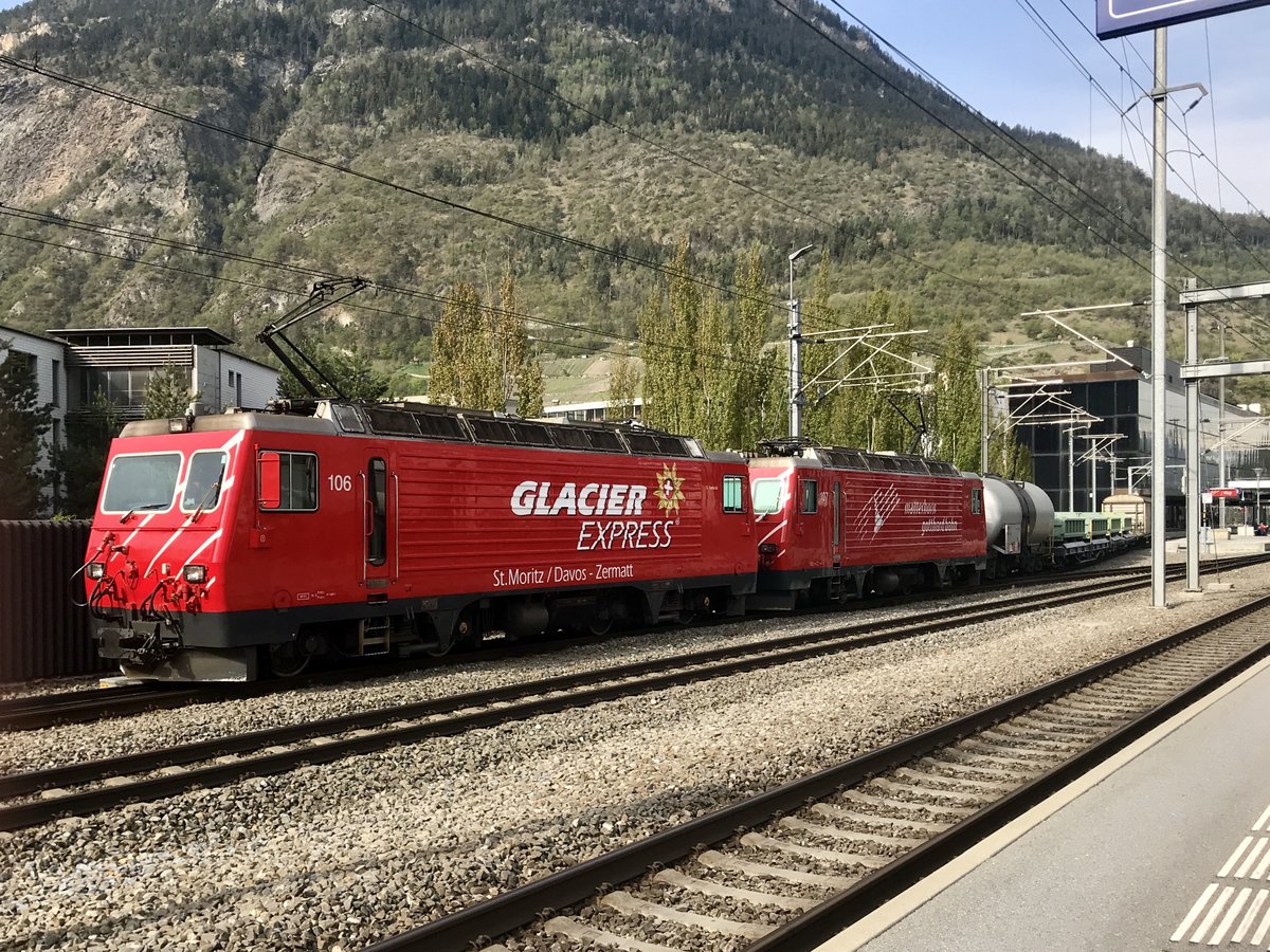MGB HGe 4/4 II 106 zieht am 23.4.18 zusammen in Doppeltraktion mit der 107 einen Güterzug von Visp in Richtung Brig.