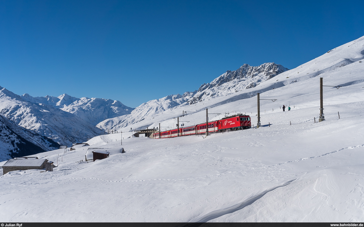 MGB HGe 4/4 II 107 mit Regio Andermatt - Disentis am 10. Januar 2021 zwischen Nätschen und Oberalppass.
