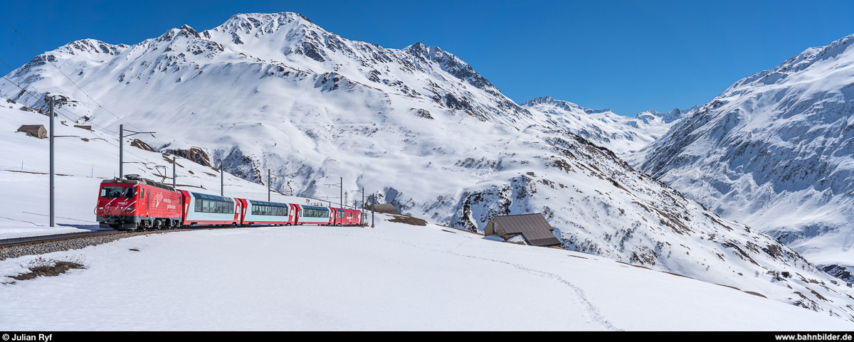 MGB HGe 4/4 II 2 mit dem Glacier Express Zermatt - St. Moritz am 23. März 2019 am Oberalppass bei Nätschen.