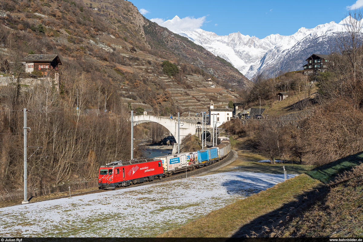 MGB HGe 4/4 II 3 mit Güterzug Visp - Zermatt am 30. Dezember 2020 bei Neubrück.