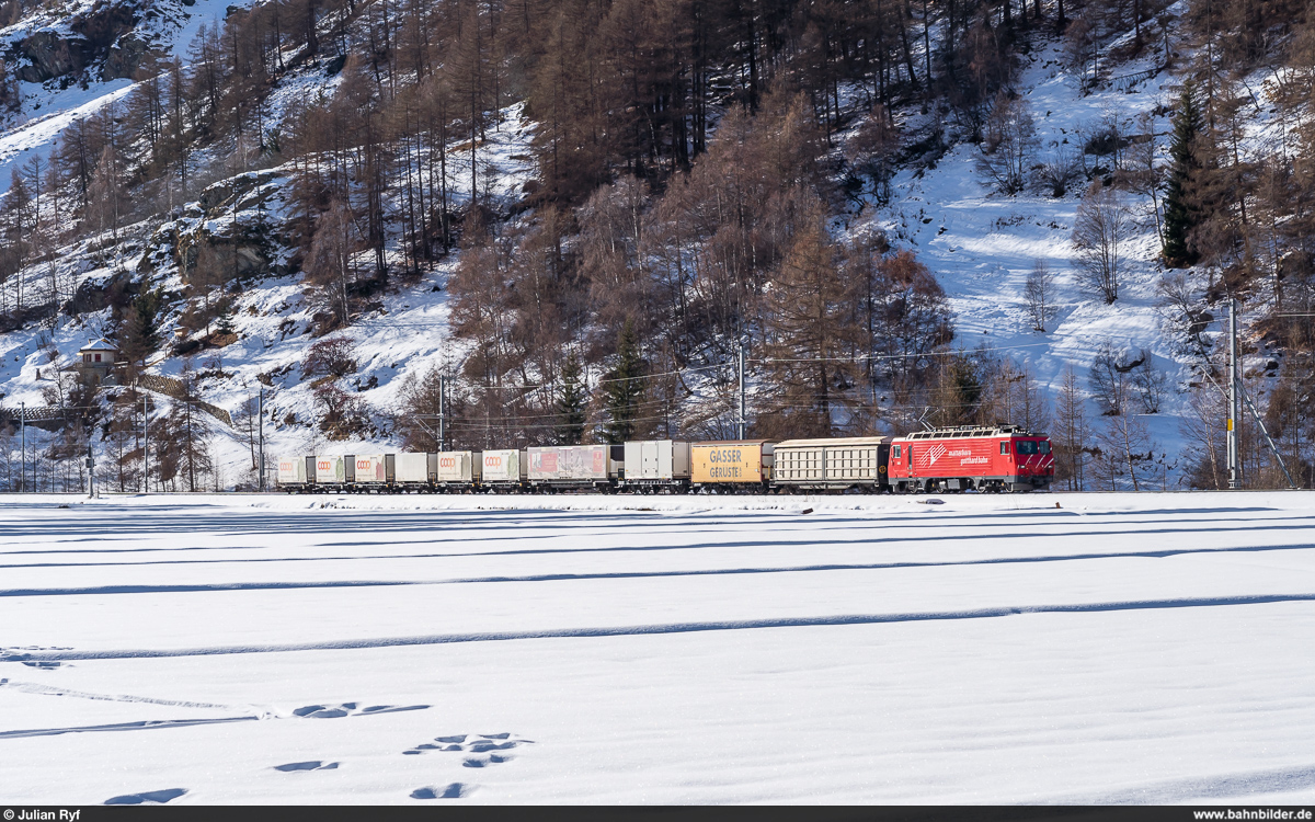 MGB HGe 4/4 II 3 mit Güterzug Zermatt - Visp am 30. Dezember 2020 bei Täsch.