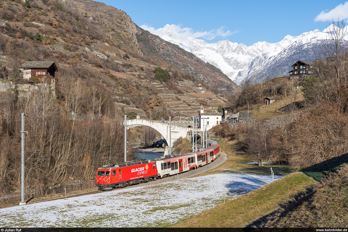 MGB HGe 4/4 II 4 mit Regio Zermatt - Visp am 30. Dezember 2020 bei Neubrück.