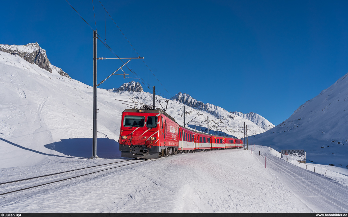 MGB HGe 4/4 II 4 mit Regio Disentis - Andermatt am 10. Januar 2021 zwischen Oberalppass und Nätschen.