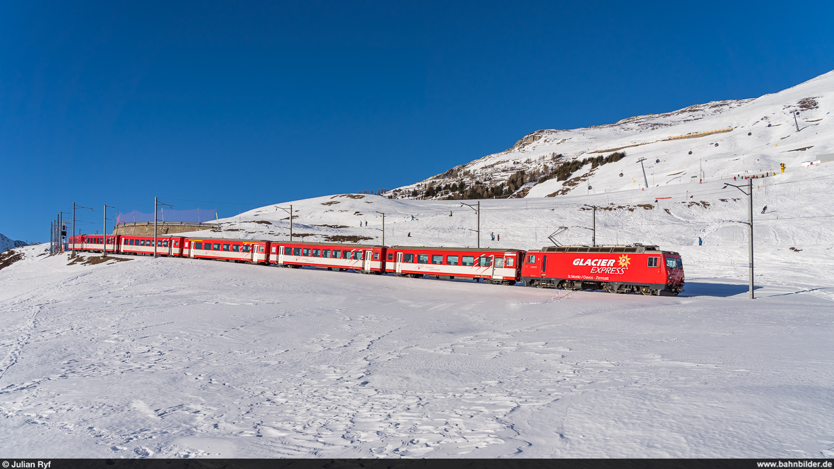 MGB HGe 4/4 II 4 mit Regio Disentis - Andermatt am 10. Januar 2021 unterhalb Nätschen.
