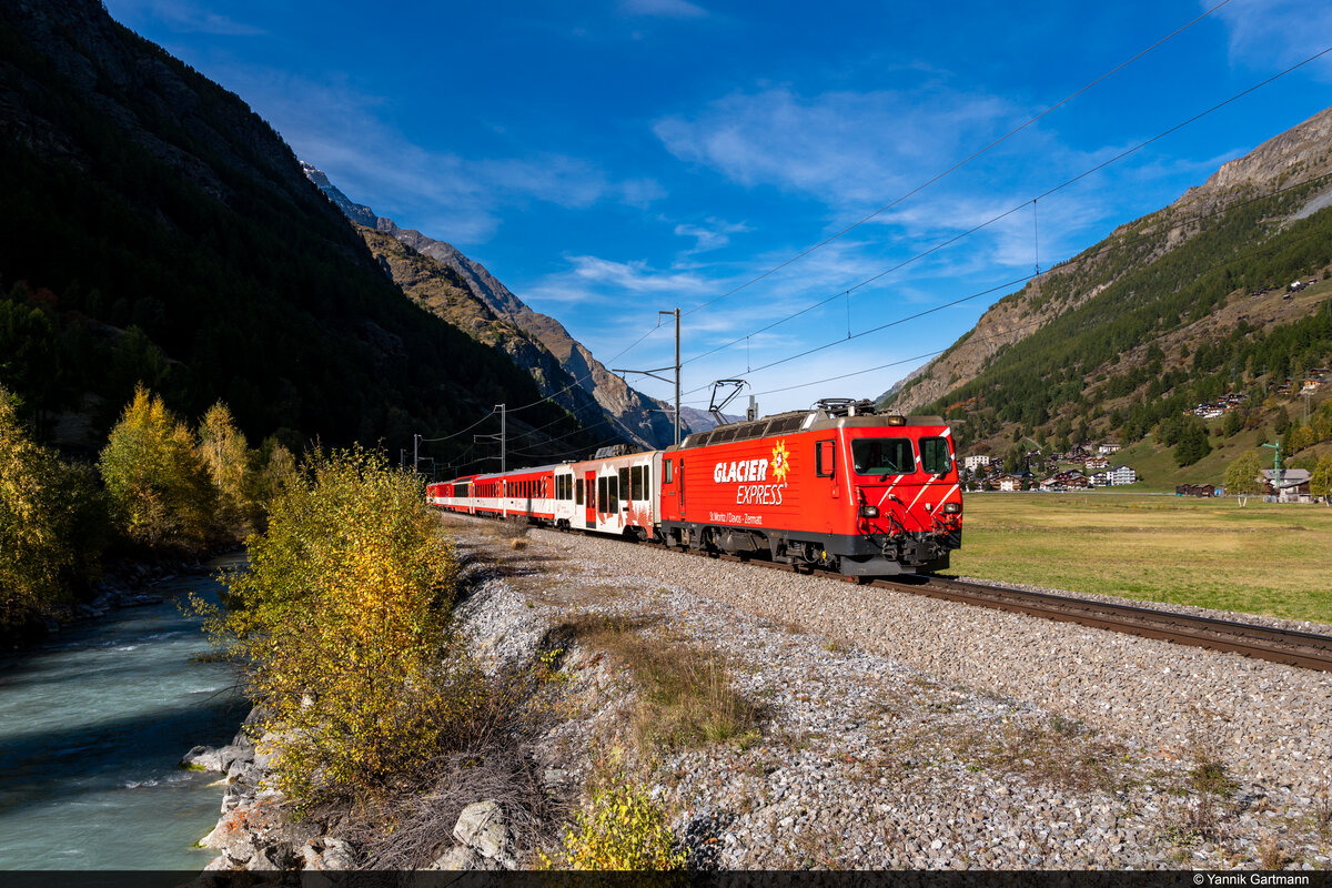 MGB HGe 4/4 II 4 ist am 11.10.2021 unterwegs mit Regionalzug 245 von Visp nach Zermatt und konnte hier bei Täsch im Mattertal aufgenommen werden