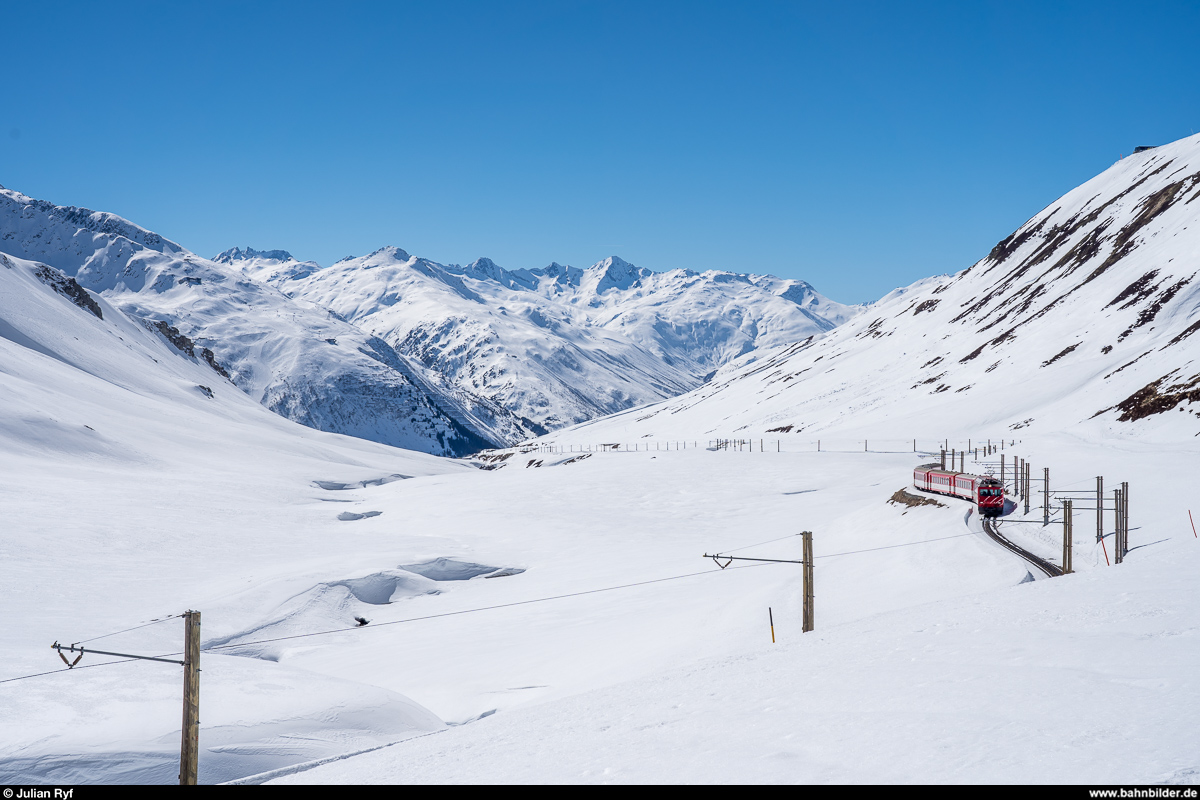 MGB HGe 4/4 II mit Regio Andermatt - Disentis am 23. März 2019 zwischen Nätschen und Oberalppass.