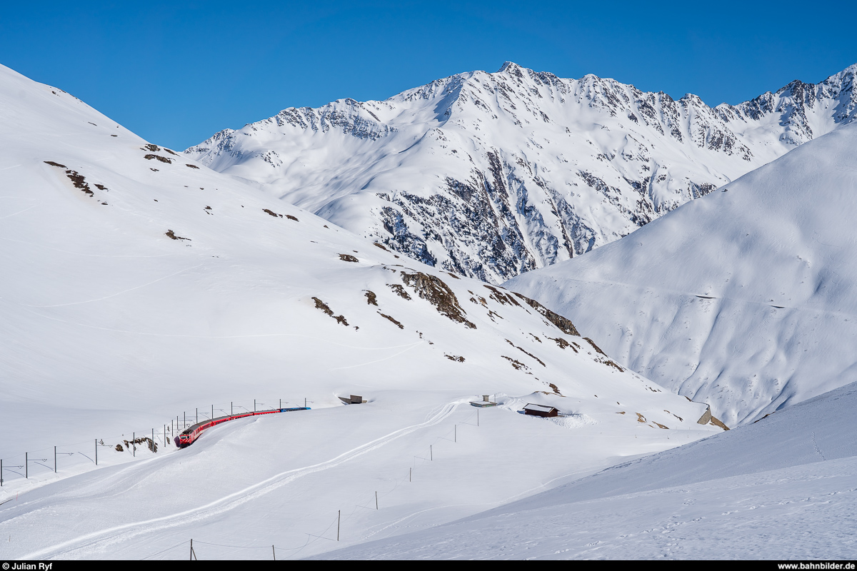 MGB HGe 4/4 II mit Regio Disentis - Andermatt am 23. März 2019 kurz vor Erreichen der Oberalp-Passhöhe.