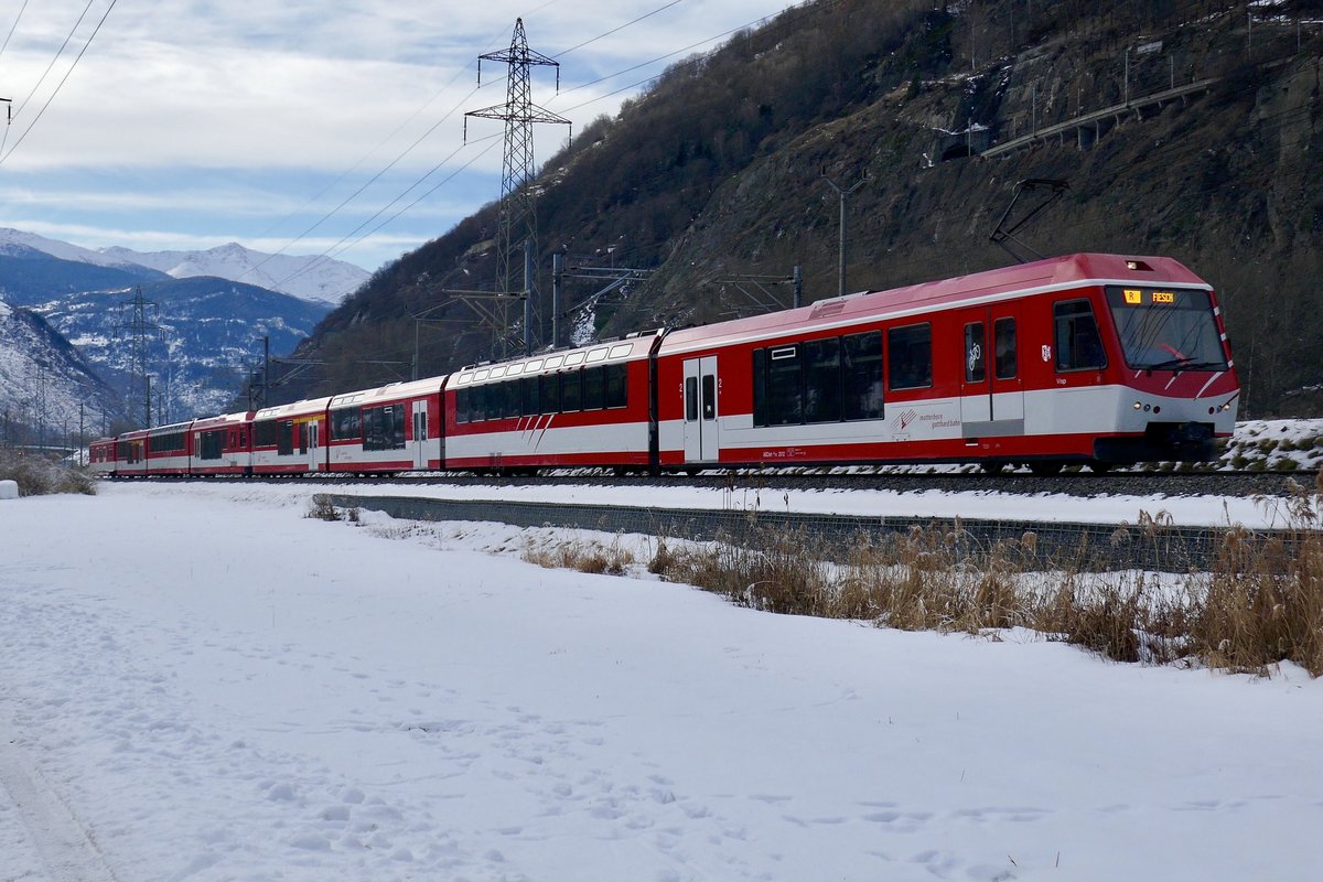 MGB Komet ABDeh 4/10 2012 mit einem ABDeh 4/8 und einem BDkt nach Fiesch, am 25.12.17 im Glisergrund bei Gamsen.