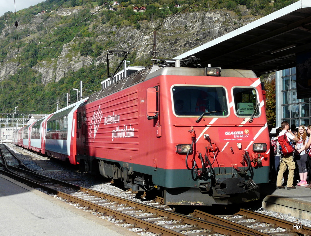 MGB - Lok HGe 4/4 107 vor Glacier Express im Bahnhof Brig am 22.09.2014