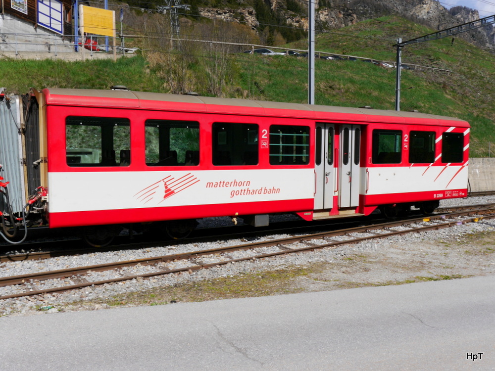 MGB - Personenwagen 2 Kl. B 2269 in St. Niklaus  12.04.2014