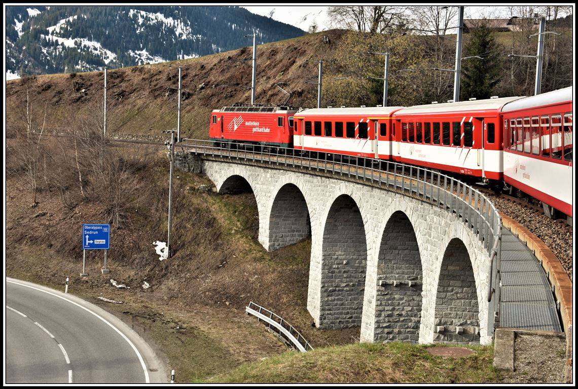 MGB R923 mit der HGe 4/4 107 kurz vor Segnas. Im Hinblick auf die neuen Capricorn-Züge der RhB möchte der Kanton einzelne direkte Züge nach Sedrun führen. Ein Allegra mit Steuerwagen hat bereits eine Probefahrt über die Zahnstangenstrecke oberhalb Disentis unternommen. (16.04.2019)