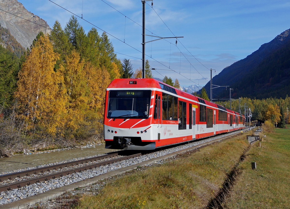 MGB: Regio mit ABDeh 4/10-Doppeltraktion (2007-2008) auf der Fahrt nach Brig zwischen Randa und Tsch am 25. Oktober 2013.
Foto: Walter Ruetsch