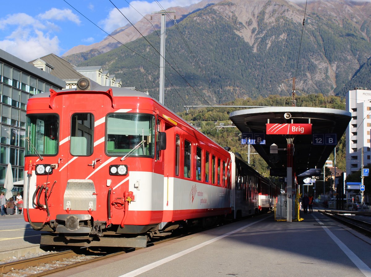 MGB - Regio nach Visp an der Spitze ein modernisierter ABt Steuerwagen im Bahnhof von Brig. Den Regio hatte der MGB Gepäcktriebwagen Deh 4/4 II Nr. 93  Oberwald  angetrieben.